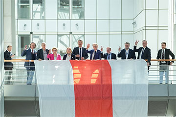 В Европарламенте вывесили огромный бело-красно-белый флаг ко Дню Воли