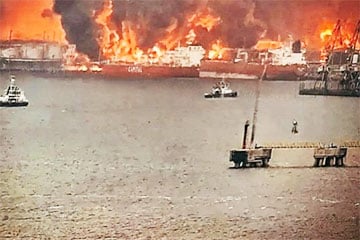 Порт Усть-Луга в огне: появились кадры масштабного пожара после атаки ВСУ