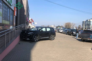 В Минске авто въехало в здание на проспекте Победителей