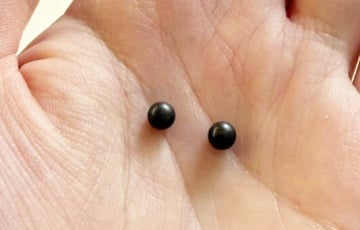 Белоруска нашла в булочках из магазина металлические шарики