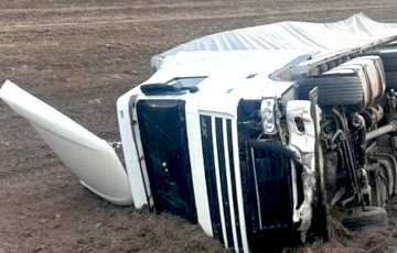 На трасе М1 фура пратараніла легкавік на абочыне і вылецела ў поле