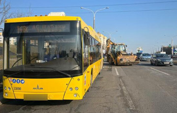В Минске экскаватор врезался в грузовик и городской автобус