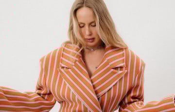 «Этот клоунский наряд реально кто-то бы купил?»