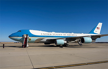 В США возле самолета Трампа заметили неизвестный дрон