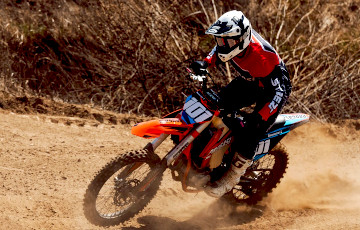 Как у Люка Бессона: в ГАИ показали погоню за мотоциклистом