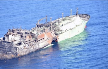 Вялізная варонка ў борце: з’явілася відэа падбітага расійскага газавоза «Arctic Metagaz»