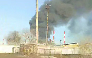 Дроны поразили НПЗ в российской Уфе в 1400 км от границы с Украиной