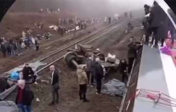 В России по пути в Москву сошли под откос семь вагонов пассажирского поезда