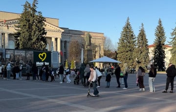 Белорусы выстроились в огромную очередь и стояли в ней около часа