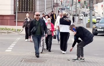У Мінску блогер «губляў» грошы, каб праверыць, колькі людзей іх падымуць і вернуць яму