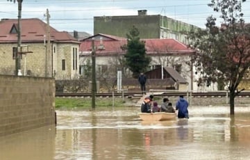 В Дагестане прорвало дамбу: поток уносит людей