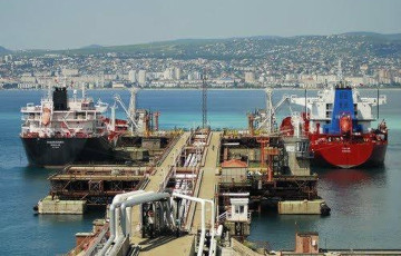 Появились снимки пожара на крупнейшем нефтяном терминале РФ на Черном море
