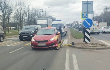 В Минске самокатчик попал под машину на переходе