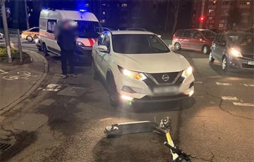 В Минске две школьницы на одном самокате попали под колеса автомобиля