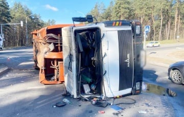 У Мінску пасля сутыкнення перакуліўся грузавік