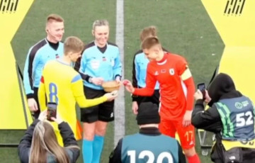 У Барысаве перад пачаткам футбольнага матчу капітаны каманд пабіліся велікоднымі яйкамі