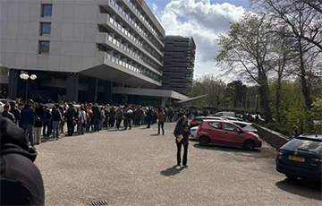 В Нидерландах венгры часами стоят в очередях, чтобы проголосовать на парламентских выборах