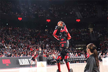 Toyota показала человекоподобного робота-баскетболиста