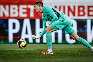 Белорусский вратарь Лапоухов отдал пас головой в результативной атаке против лидера чемпионата Болгарии