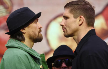 Усик и Верховен впервые сошлись в битве взглядов перед боем в Египте