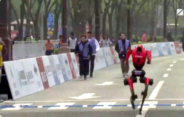 У Кітаі робаты-гуманоіды ўпершыню абагналі людзей у паўмарафоне