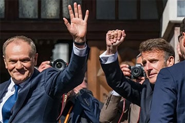 Белоруска вышла позавтракать и встретила Туска с Макроном