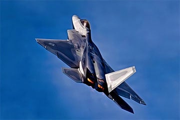 F-22 Raptor бросает вызов гравитации