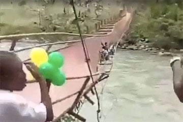 В Колумбии новый пешеходный мост рухнул во время церемонии его открытия