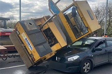 В Минске на легковушку упал каток