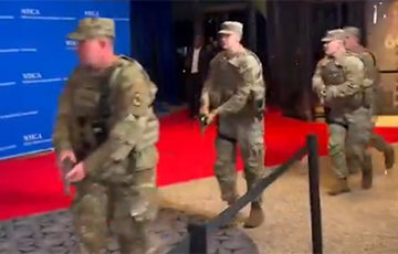 Новыя кадры з Вашынгтона: сілавікі са зброяй шукаюць стралка