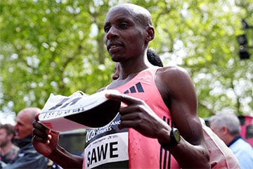 Кениец Себастьян Саве пробежал марафон быстрее двух часов