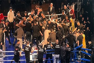 Боксера из РФ забросали стульями после чемпионского боя