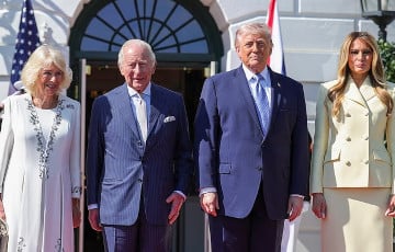 Стало известно, о чем шептались король Карл III и Трамп перед чаепитием