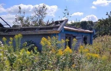 За полуразваленный дом на Минщине боролся 21 человек