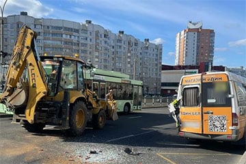 У Мінску пагрузчык урэзаўся ў маршрутку