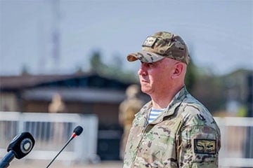 Российский генерал Аверьянов, который считался убитым, появился на церемонии передачи Гвинее военной техники