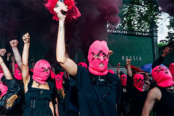 Активистки «Pussy Riot» сорвали открытие российского павильона на Венецианской биеннале