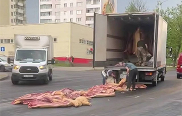 У Маладзечне грузавік па дарозе паразгубляў свіныя тушы