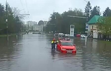 Десятибалльные пробки и утонувшие автомобили: что натворил ливень в Минске