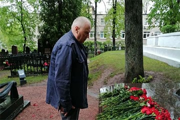 Николай Статкевич возложил цветы на Военном кладбище Минска