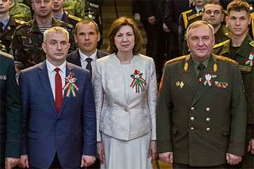 Лукашисты начали мериться «яблоневыми» бутоньерками
