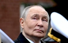 Уставший старик с бегающими глазками