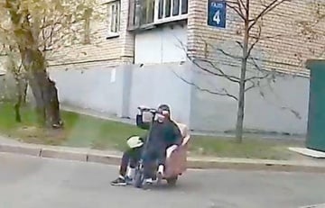 У Мінску дзеці зладзілі небяспечную паездку на самаробным «транспарце»