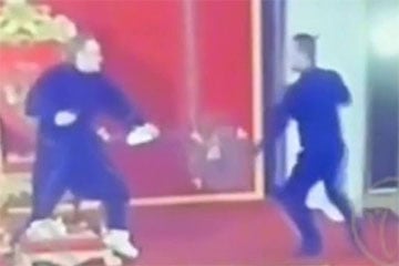 Вооруженный российский бизнесмен захватил императорский трон в зале Эрмитажа
