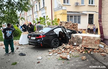 В Бобруйске BMW, уходя от столкновения, снесла арку жилого дома