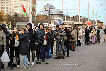 Белорусы выстроились в огромную очередь