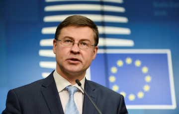 Еврокомиссар Домбровскис подписал меморандум о кредите Украине на €90 млрд