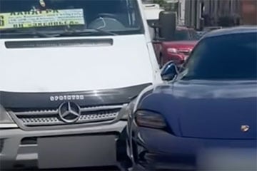 В Минске Porsche столкнулся с маршруткой