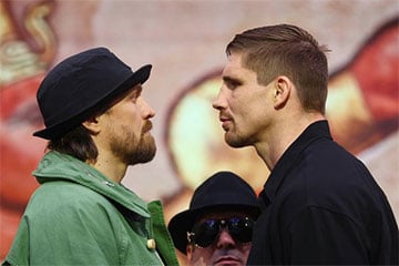 Усик и Верховен провели финальную дуэль взглядов перед историческим поединком в Египте