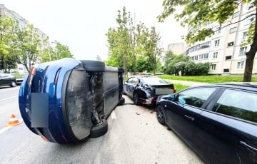 У Мінску Tesla пратраніла два аўто і перакулілася